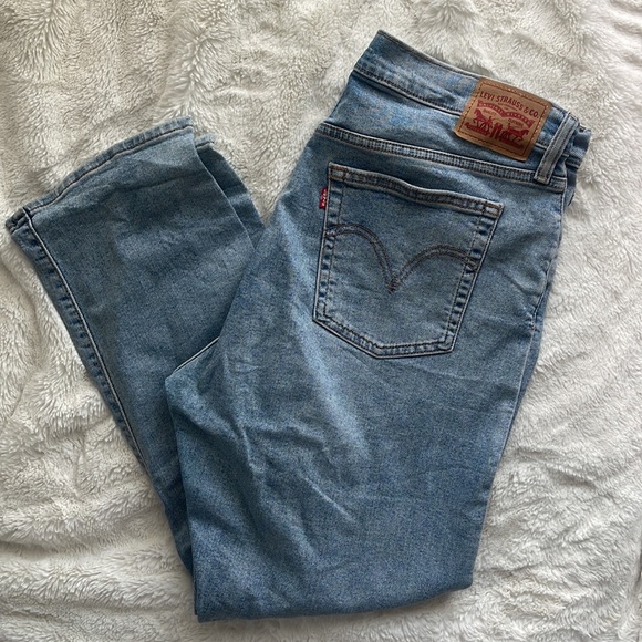 Levi Wedgie Straight Size Waist 32 Length 28 - Light Wash - Distressed knees - Picture 2 of 4